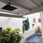 De La Haya & Con Jacuzzi, Junto Al Teatro Apartment *