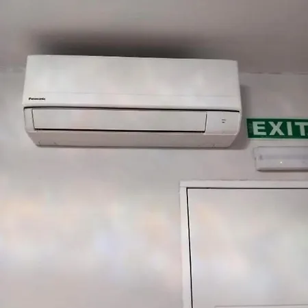 De La Haya & Con Jacuzzi, Junto Al Teatro *