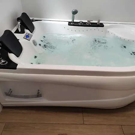 De La Haya & Con Jacuzzi, Junto Al Teatro Merida