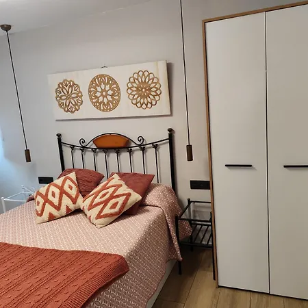 De La Haya & Con Jacuzzi, Junto Al Teatro