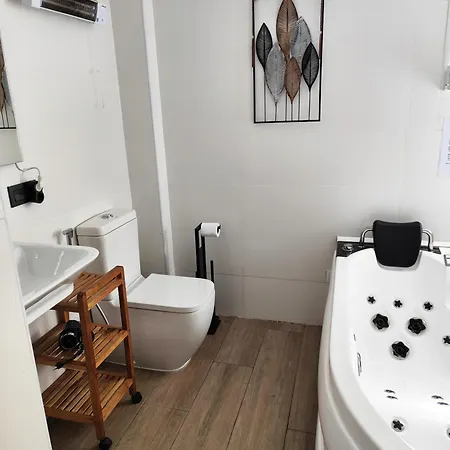 De La Haya & Con Jacuzzi, Junto Al Teatro