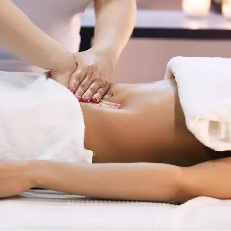 De La Haya & Con Jacuzzi, Junto Al Teatro *