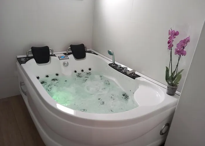 De La Haya & Con Jacuzzi, Junto Al Teatro *