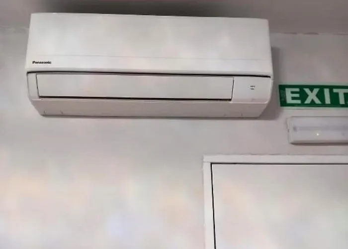 De La Haya & Con Jacuzzi, Junto Al Teatro *