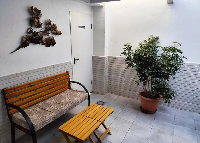 De La Haya & Con Jacuzzi, Junto Al Teatro *