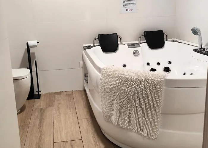 De La Haya & Con Jacuzzi, Junto Al Teatro *