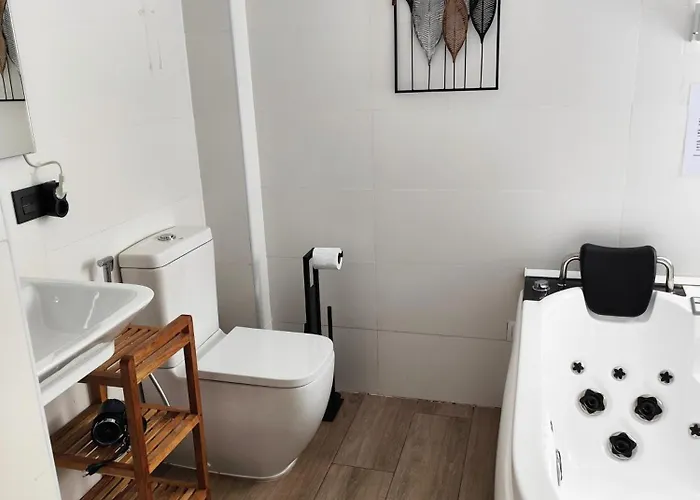 De La Haya & Con Jacuzzi, Junto Al Teatro