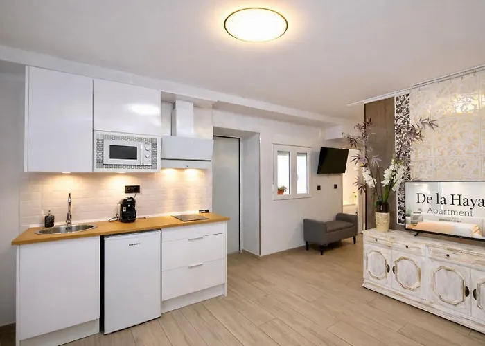 De La Haya & Con Jacuzzi, Junto Al Teatro *