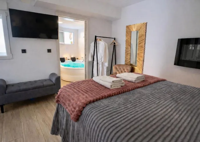 De La Haya & Con Jacuzzi, Junto Al Teatro